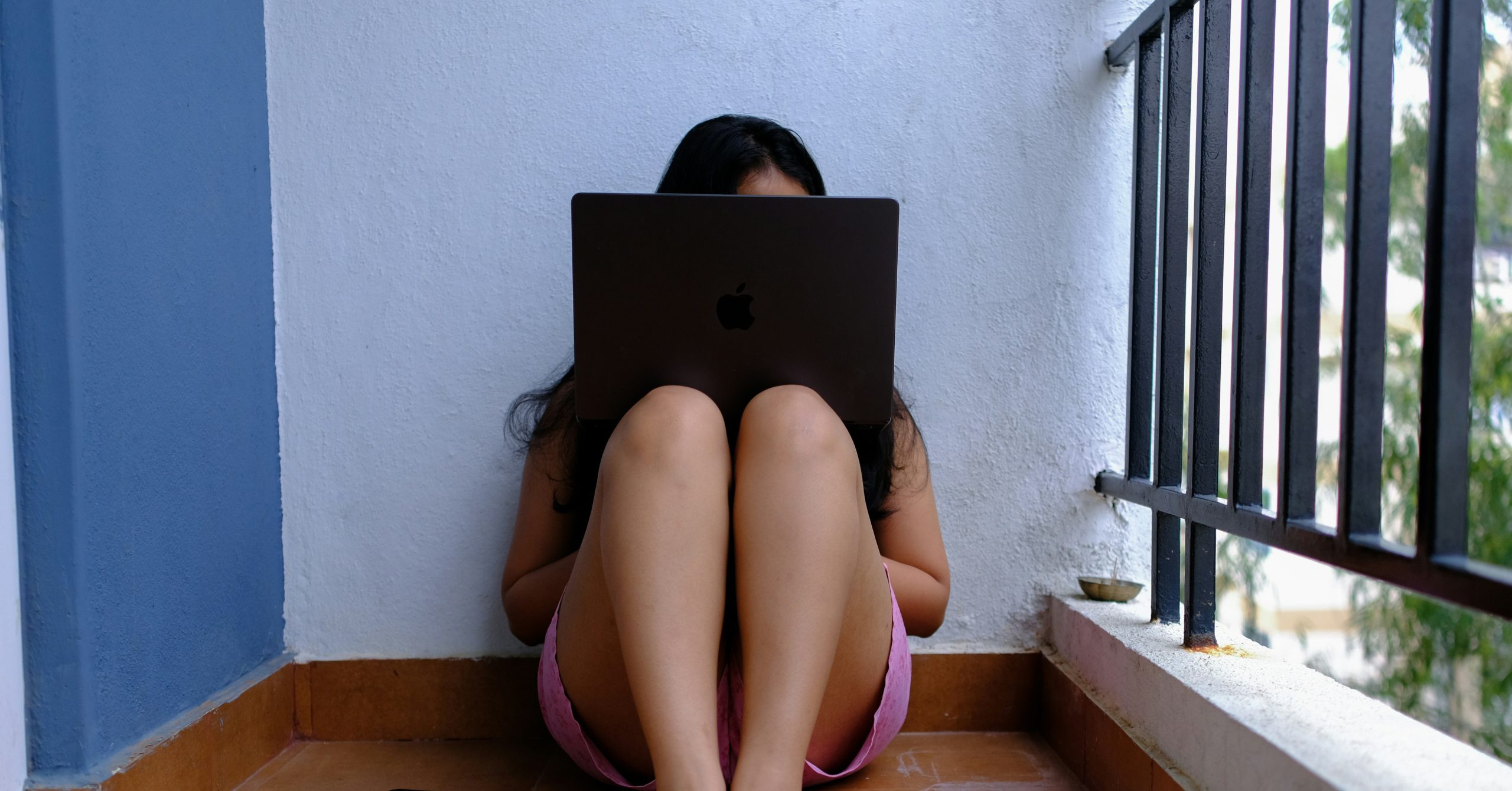 Meisje achter laptop