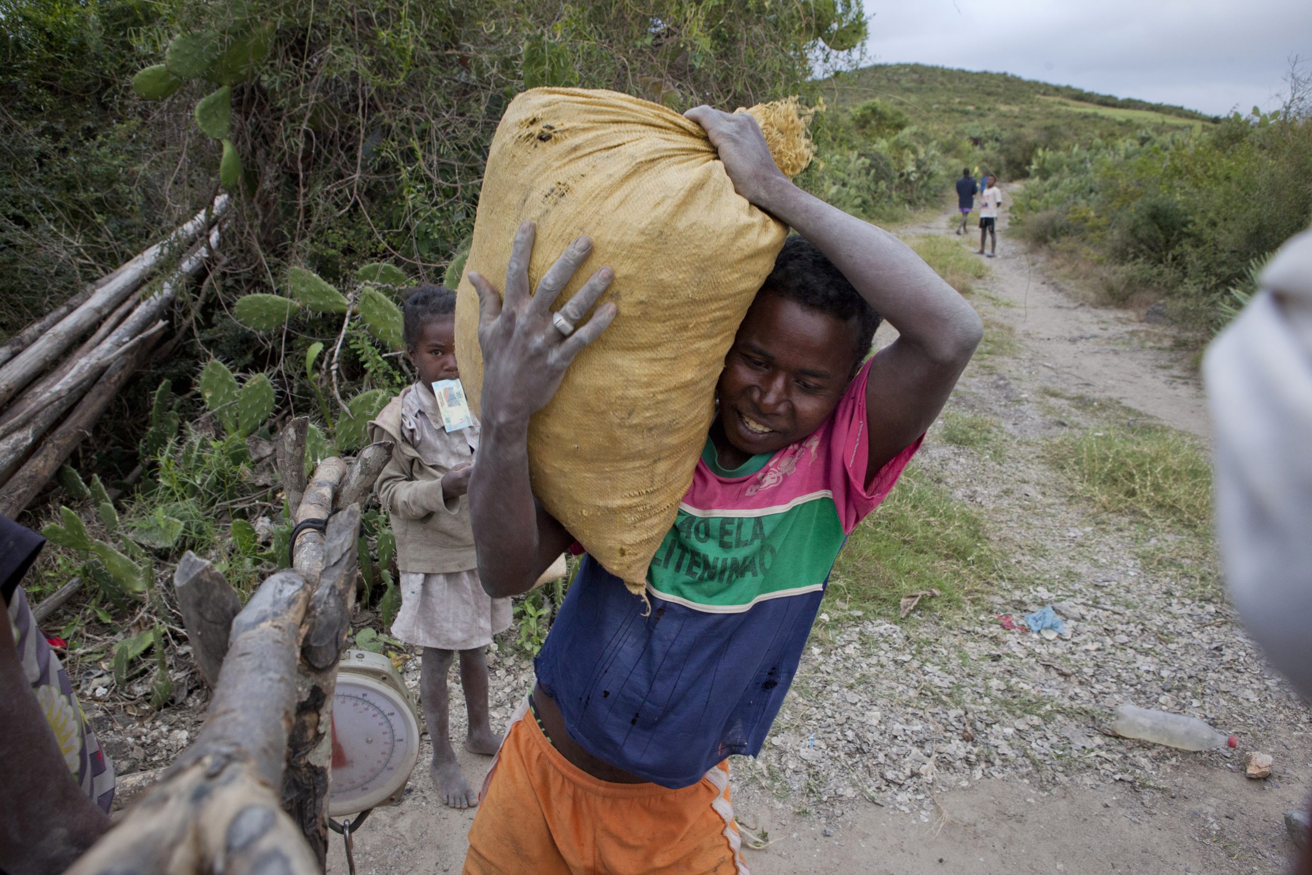 Weighing a bag of mica in southern Madagascar in 2019. Famine is striking in this area.
